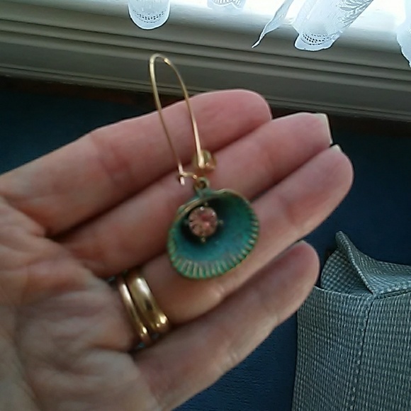 BEAUTIFUL SHELL EARRINGS! - Picture 3 of 7